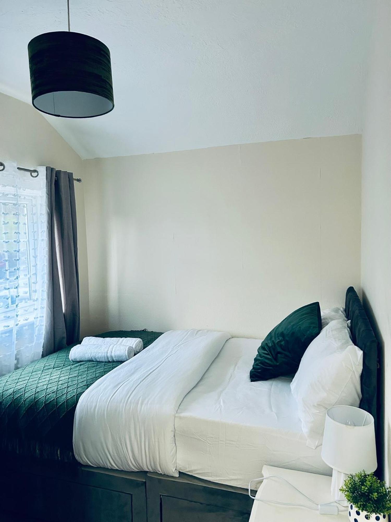Longstay Town Centre 4 Bedroom House, Rochester With Free Parking & Garden For Contractors Strood Eksteriør bilde